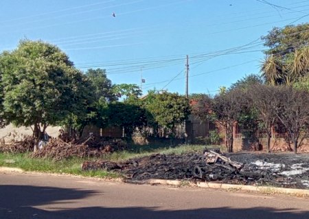 Incêndio provocado em galhadas do 'multirão de limpeza' deixa moradores sem energia na Planalto>