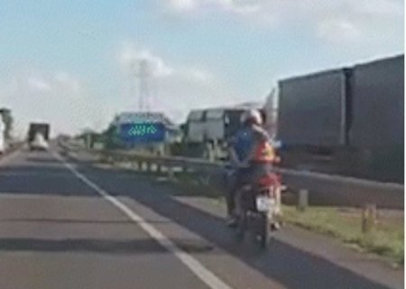 Motociclista é flagrada transportando criança sem capacete na BR-163>