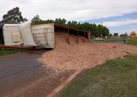 Carreta com cavaco tomba no trevo do San Fernando em Caarapó>