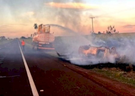 Motorista perde controle, carro capota e pega fogo na BR-163, deixando um em estado grave>