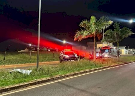 Motociclista morre ao colidir contra poste em avenida>