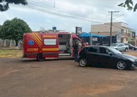 Colisão entre carro e moto deixa dois feridos na área central de Caarapó>