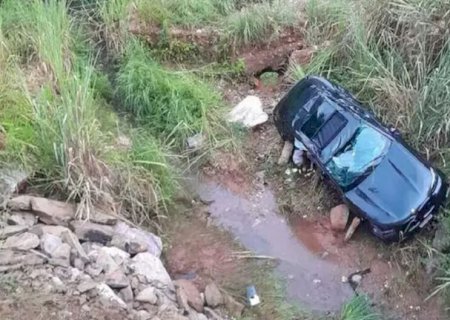 BMW aquaplana, cai em córrego e passageira de 21 anos morre em Bonito>