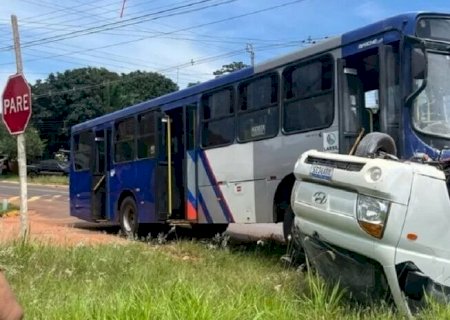 Ônibus sem freio atinge e faz caminhão capotar em Glória de Dourados>