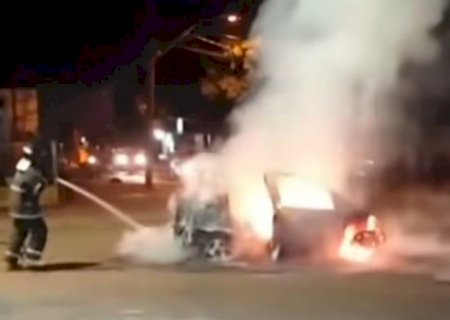 Carro pega fogo em rua movimentada de Dourados e motorista foge do local