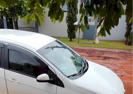 Automóvel cai em valeta aberta no bairro Capitão Vigário