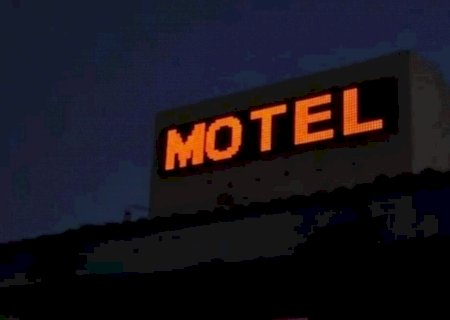 'Duro', homem leva duas mulheres para motel e chama a mãe para pagar