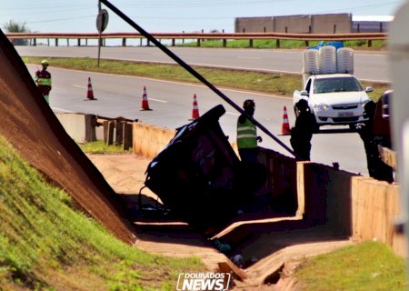 Motorista cai com carro na BR-163 após passar por vão de viaduto em Dourados; veja vídeo>