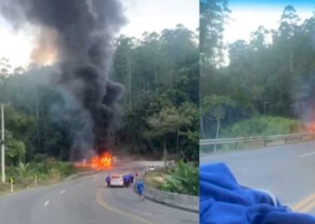 Batida entre carro, carreta e ônibus mata 2, fere 12 e fecha a BR-280>