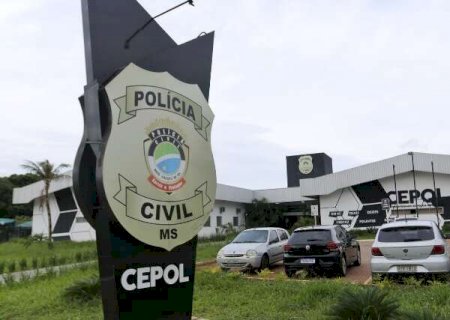 Motorista é forçado a dirigir para assaltantes e tem carro roubado>
