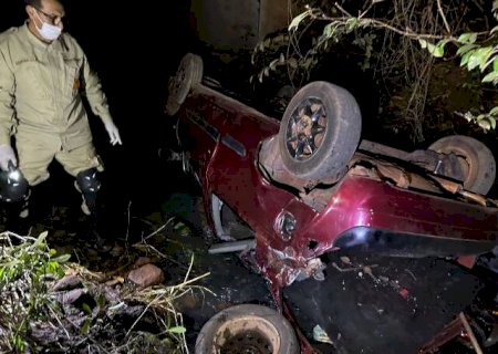 Homem morre após carro cair de ponte em córrego