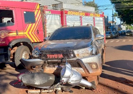 Mulher fica em estado gravíssimo após acidente entre moto e caminhonete no centro de Dourados>