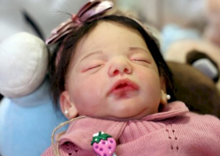 Empresa nega licença-maternidade para funcionária dona de bebê reborn e caso vai para a Justiça