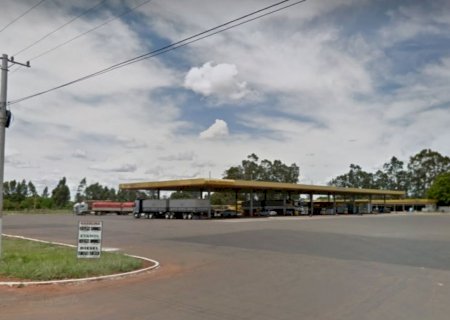 Idoso morre após ser prensado por van em pátio de posto na BR-163