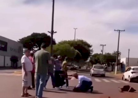 Adolescente fica ferida após sofrer queda de bicicleta elétrica no centro de Caarapó
