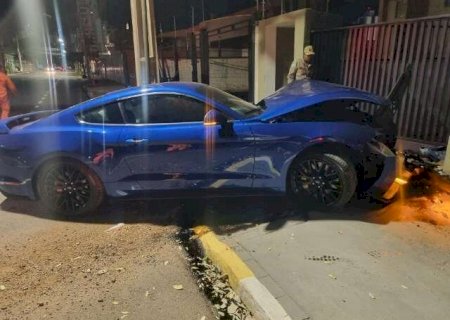 Mustang de meio milhão de reais fica destruído ao bater em muro