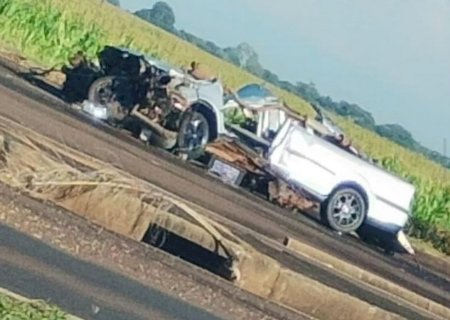 Motorista de Caarapó perde o controle de saveiro e colide com carreta na BR-163