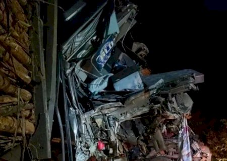 Mulher morre presa às ferragens em acidente entre carretas