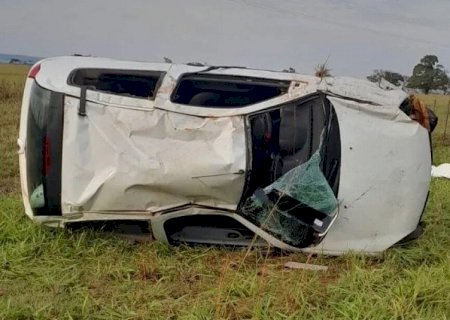 Motorista morre e passageiro fica ferido em capotamento na MS-395