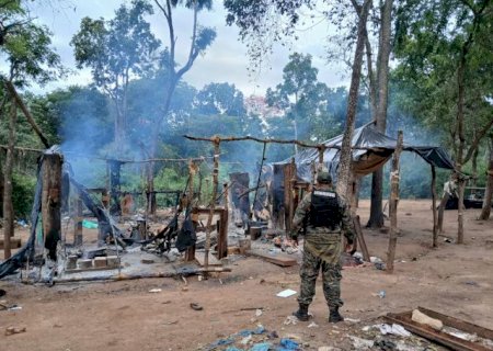 Acampamento com 700 kg de maconha é desmantelado na fronteira