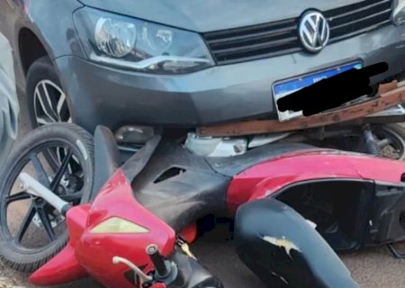 Colisão entre moto e automóvel deixa motociclista ferido no centro de Caarapó>