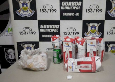 Preso por furtar caixas de leite, homem mostra a 'bunda' para os policiais em delegacia de Dourados