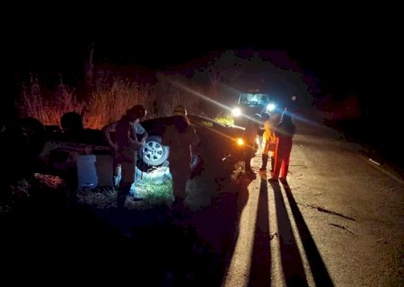 Carro capota e vai parar em matagal após colisão na BR-376 entre Ivinhema e Deodápolis