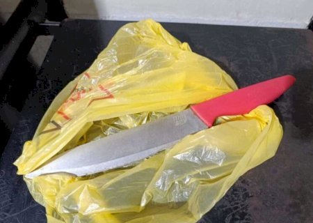 Escondido embaixo da cama, homem tenta matar ex, mas acaba esfaqueado em Dourados
