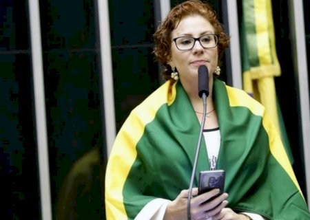 PGR pede prisão de Carla Zambelli após fuga de deputada