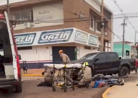 Motociclista fica ferido após colisão com caminhonete em rotatória de Caarapó