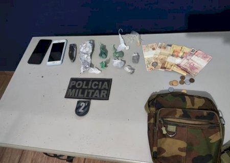 Jovem é preso e menor apreendido por tráfico de drogas em Caarapó
