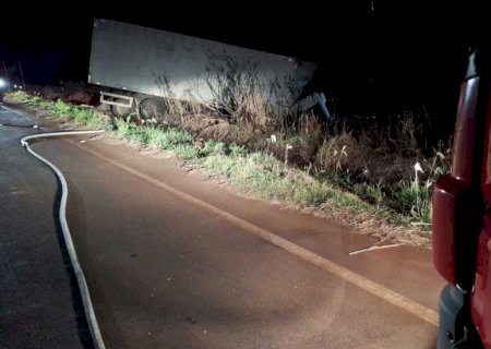 Caminhão-baú sai da pista e deixa motorista ferido na MS-278 em Nova América