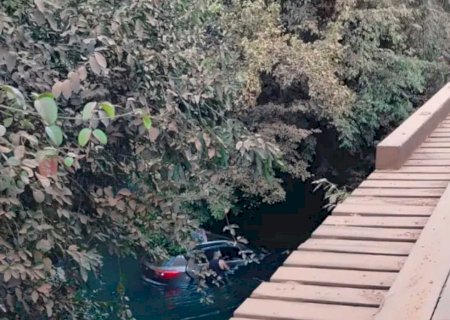 Carro com quatro pessoas cai em rio de águas cristalinas em Bonito