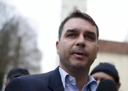 Flávio Bolsonaro diz que mãe e avós foram feitos reféns durante assalto: 'Uma hora de terror'