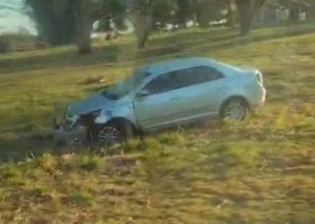 Carro com frente destruída é encontrado sobre canteiro da MS-156 em Caarapó
