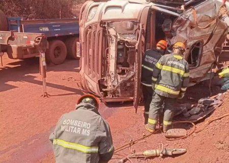 Caminhoneiro de 41 anos morre após carreta tombar em rodovia