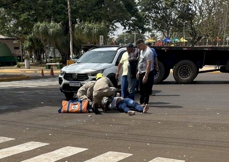 Motociclista fica ferido após colisão com carro no centro de Caarapó