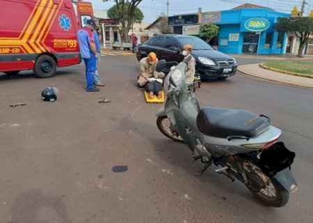 Motociclista fica ferida em acidente no centro de Caarapó
