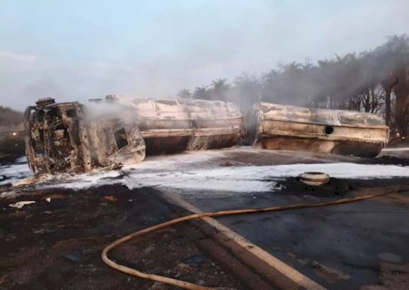 Motorista de MS morre carbonizado após caminhão com etanol tombar e pegar fogo