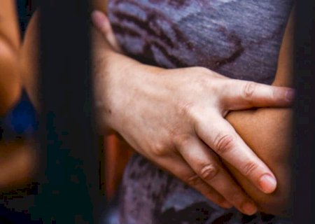 Mulher acorda com patrão em seu quarto e homem é ferido com golpe de foice na cabeça