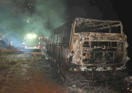 Crianças são resgatadas de ônibus escolar em chamas em Nova Andradina