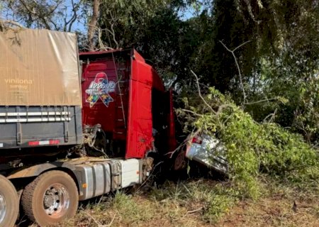 Acidente entre carro e carreta deixa idoso morto em MS>