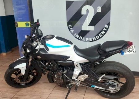 Polícia Militar recupera veículo com restrição criminal e prende cinco pessoas em Caarapó