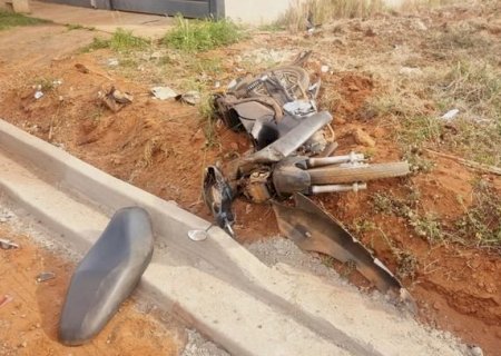 Motorista com sinais de embriaguez colide com moto estacionada em Caarapó