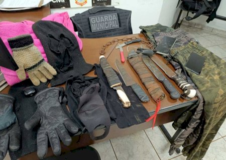 Menores são apreendidos com facões em escola e afirmam que articulavam 'massacre'