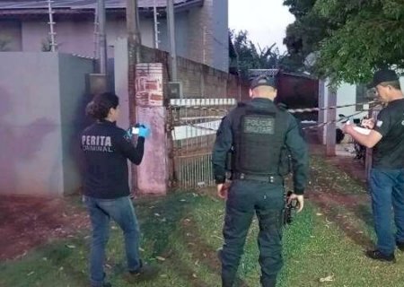 Morador ouve barulho e encontra homem morto na cozinha com facada nas costas