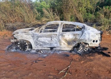Carro usado em ataque a tiros na fronteira é localizado carbonizado