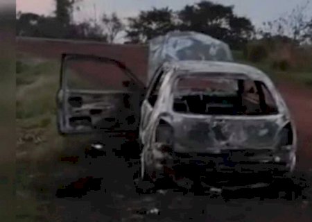 Carro pega fogo e uma pessoa morre carbonizada em Rio Brilhante