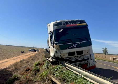Colisão frontal termina com homem morto e mulher ferida