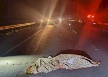 Mulher morre atropelada na rodovia e motorista foge sem prestar socorro